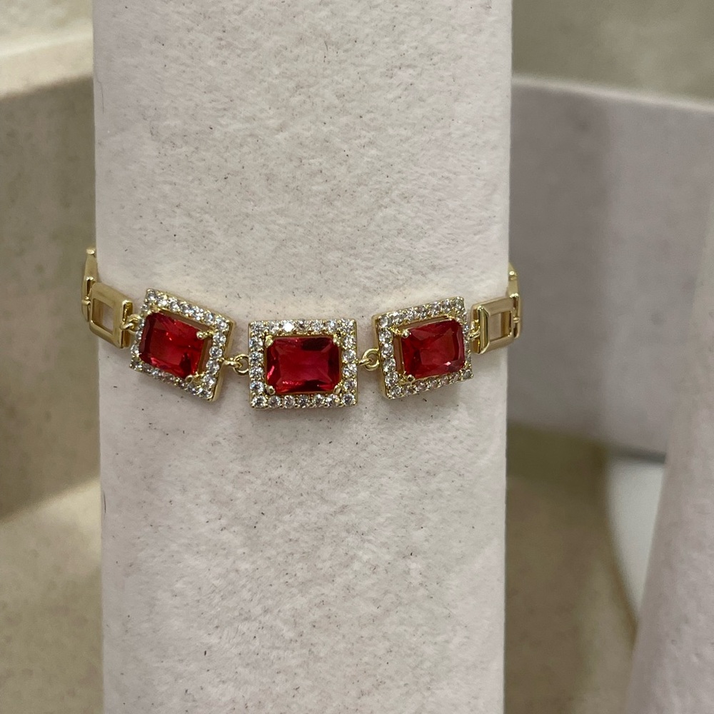 Elegant Gold and Pink Gemstone Bracelet - Picture 2 of 8